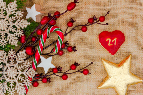 Fototapeta Naklejka Na Ścianę i Meble -  ein Stoffhintergrund mit weihnachtlicher Dekoration für einen Kalender mit einer Zahl (21)
