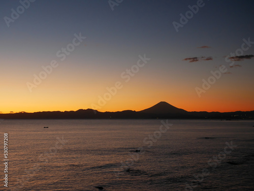 日本、神奈川県、秋、三浦半島から眺める日没後の富士山