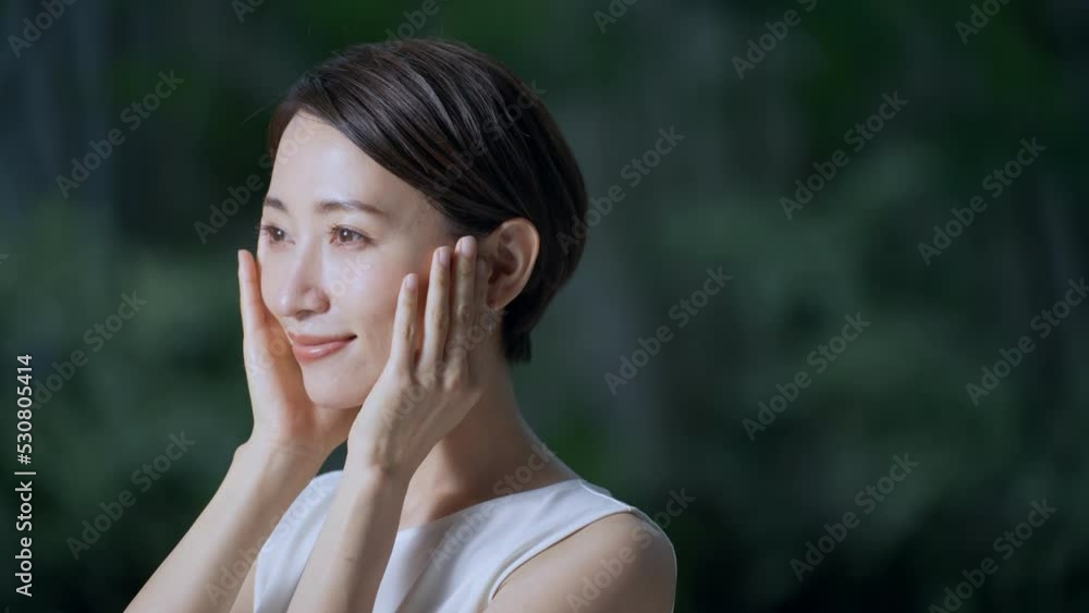 60p 笑顔のミドル女性(美容・ビューティー・雨) 60p 笑顔のミドル女性(美容・ビューティー・雨)