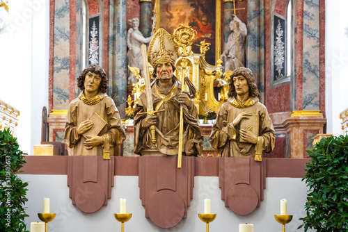 Tableau sur toile Great close-up view of the three busts of the Frankish apostles Totnan, Kilian and Kolonat installed at the transition from the nave to the transept of the Neumünster Collegiate church in Würzburg