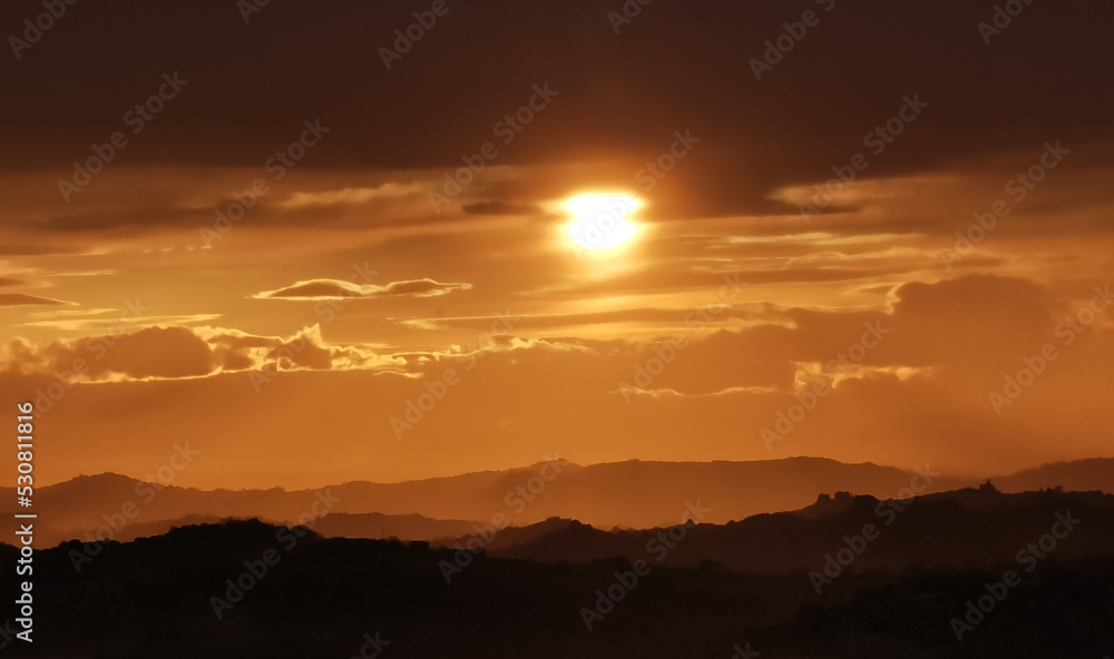 hdr Sole luminoso al tramonto sopra i monti e le colline