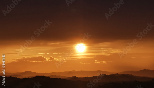 hdr Sole luminoso al tramonto sopra i monti e le colline