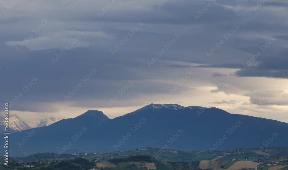 Obraz premium Monti Appennini tra nebbia e nuvole azzurre