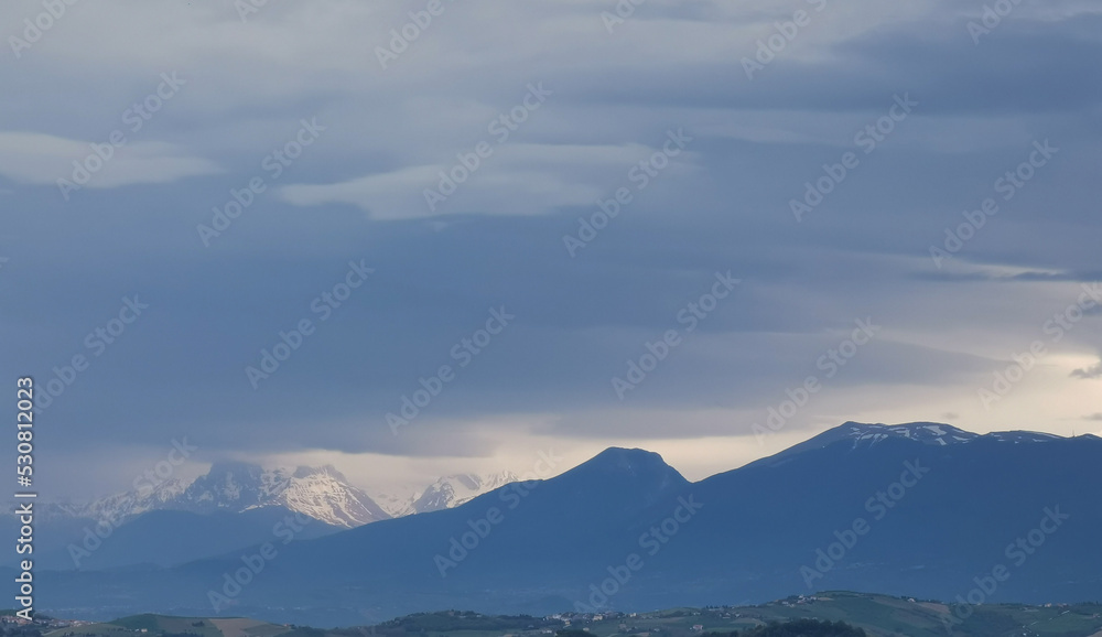 Monti Appennini tra nebbia e nuvole azzurre