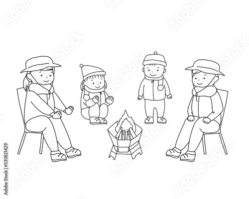焚き火を囲む家族の線画イラスト
