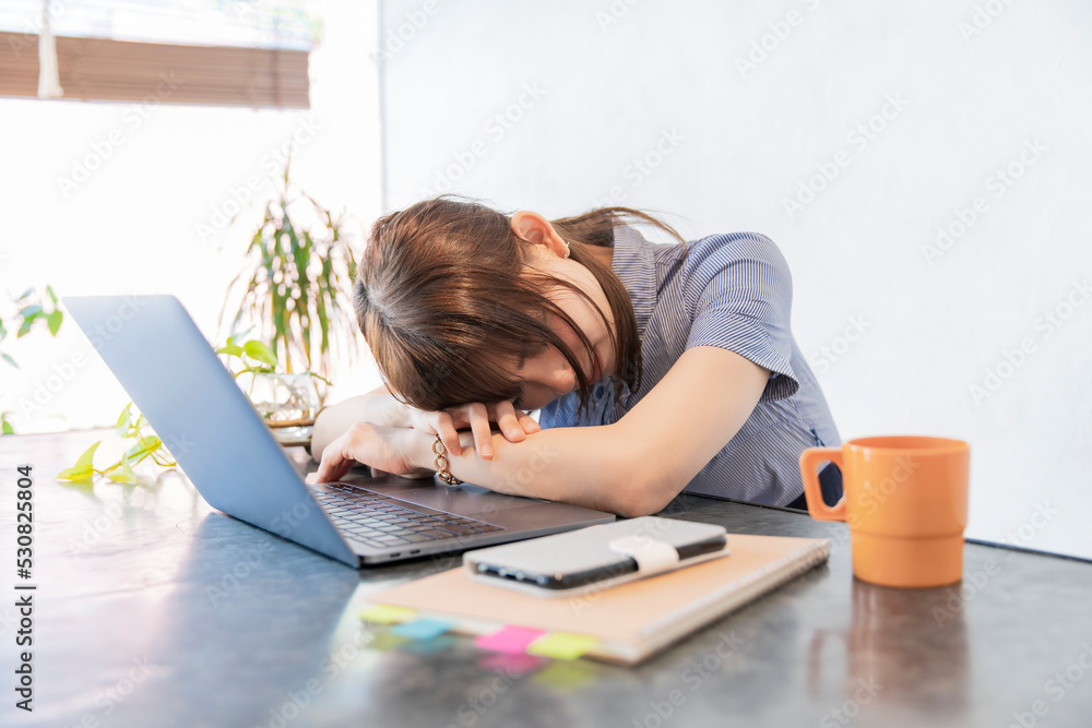 リモートワークに疲れた女性