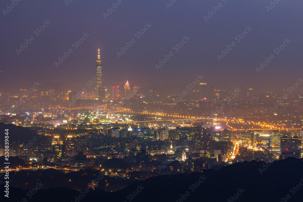 Obraz premium Twilight aerial view of the Neihu District cityscape from Bishanyan