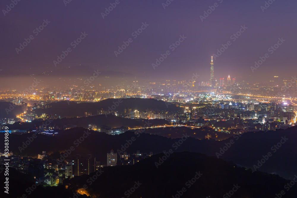 Obraz premium Twilight aerial view of the Neihu District cityscape from Bishanyan