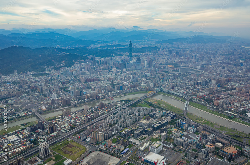 Obraz premium Foggy aerial view of the Taipei cityscape