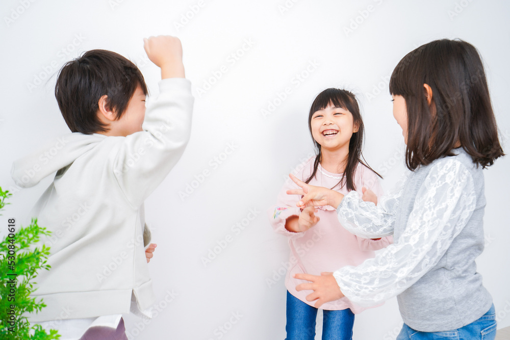 部屋で楽しく遊ぶ子どもたち 部屋で楽しく遊ぶ子どもたち