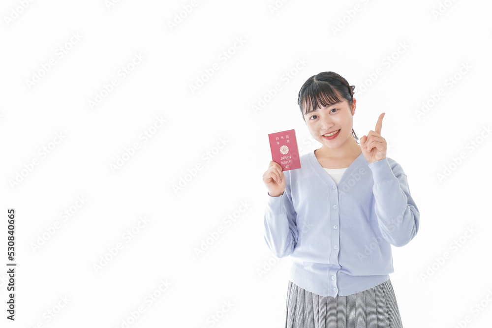 パスポートを持つ若い女性