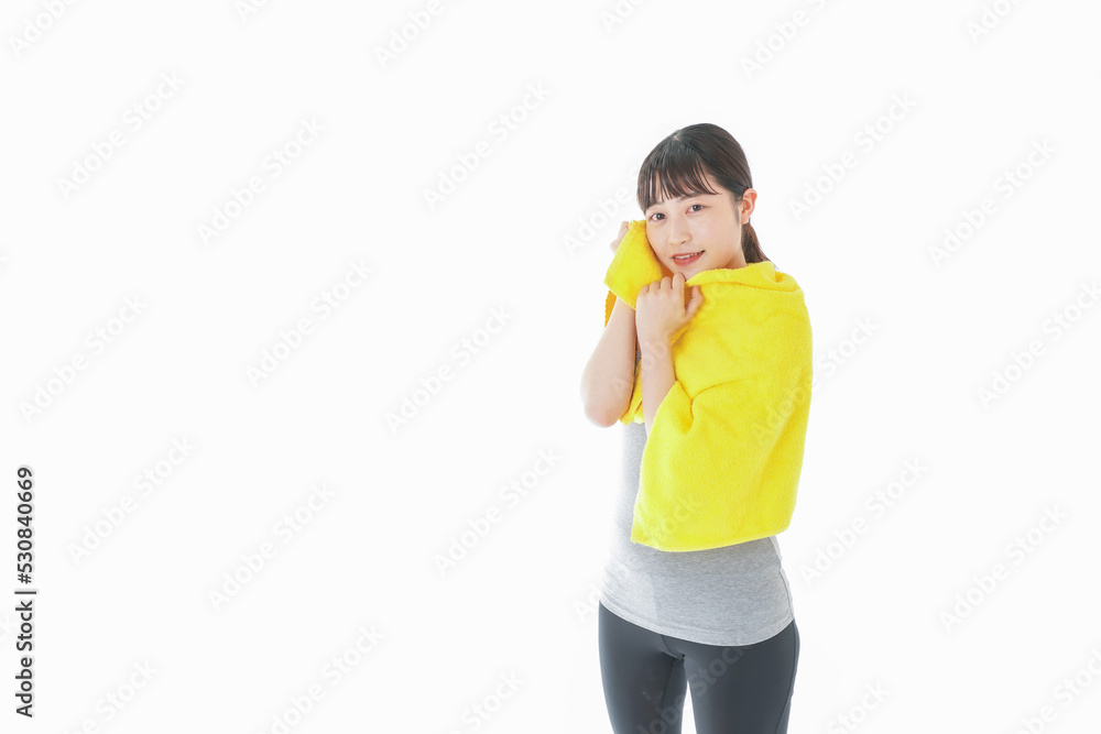 ジムでシャワーを浴びる若い女性