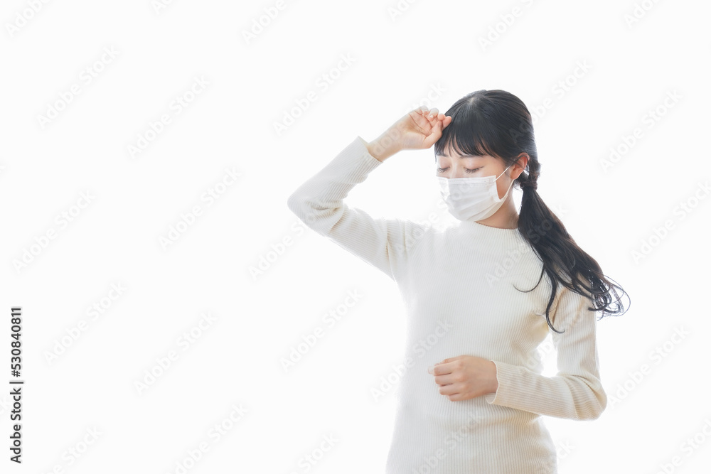 マスクを装着する若い女性