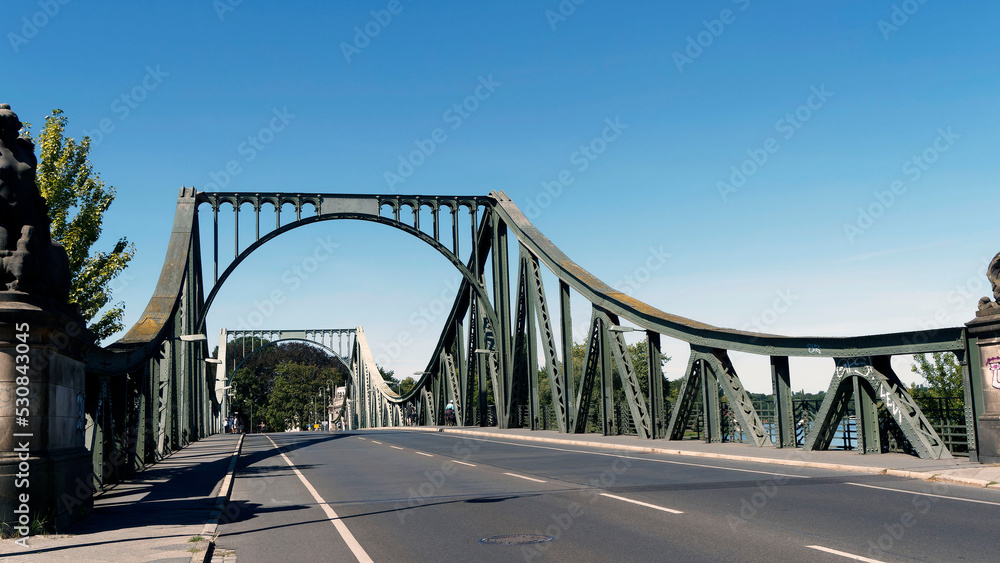 Brücke der Spione - Auf der Glienicker Brücke zwischen West-Berlin und Postdam. Berliner und Königstraße, Bundesstraße 1