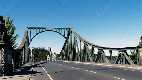 Brücke der Spione - Auf der Glienicker Brücke zwischen West-Berlin und Postdam. Berliner und Königstraße, Bundesstraße 1