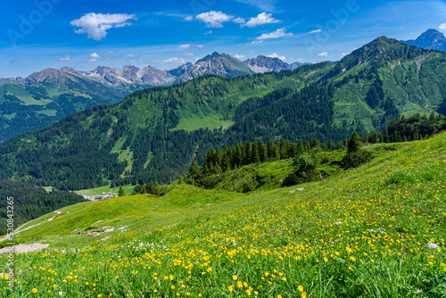 Urlaub im Kleinwalsertal, Österreich: Wanderung am Gottesackerplateau und Ifen - Blick Richtung Hirschegg