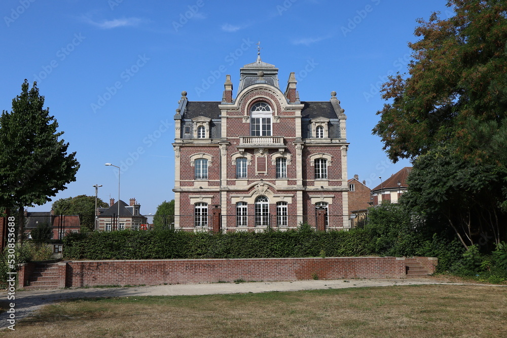 Obraz premium Bâtiment typique, vue de l'extérieur, ville de Montdidier, département de la Somme, France