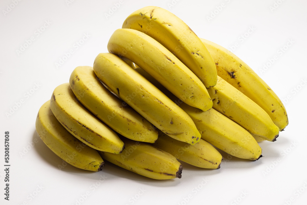 Penca de bananas maduras com um fundo branco