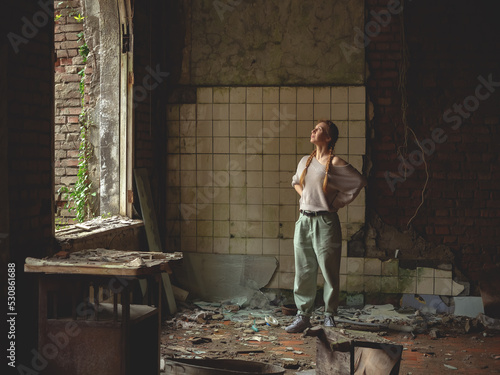 Canvas Print Woman inside an ancient ruined building