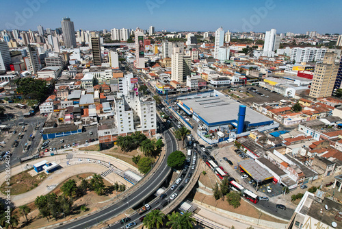 Vista a  rea dos pr  dios e casas da regi  o central da cidade de Campinas  localizada no interior do estado de S  o Paulo. 