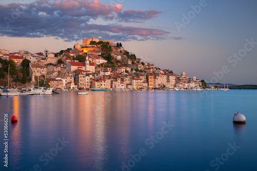 Obraz na płótnie Sibenik, Croatia. Cityscape image of beautiful coastal Sibenik, Dalmatia, Croatia at summer sunset. w salonie