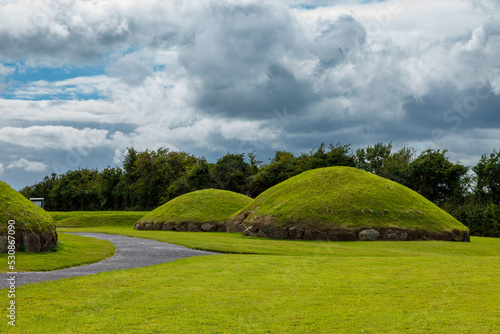 Photo The megalithic tombs of Newgrange in Ireland