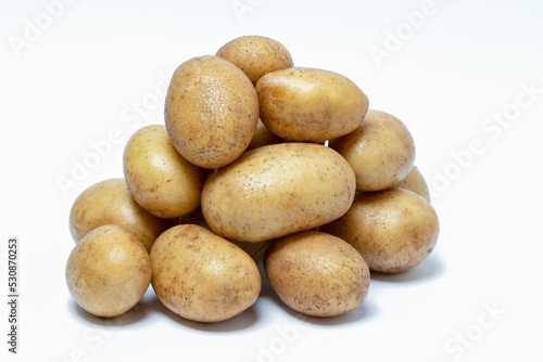 stos ziemniaków polnych na białym tle
