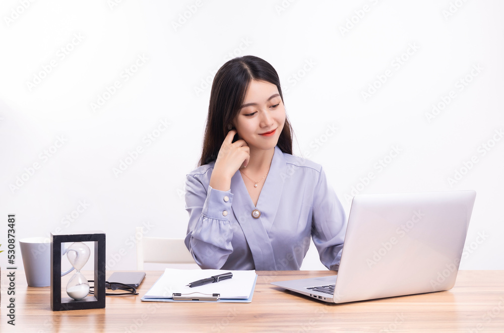 Business women who sit at their desks Business women who sit at their desks