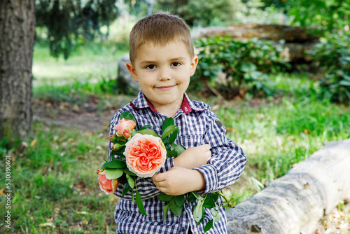 Kwiaty polne - bukiet od dziecka w prezencie na dzień nauczyciela, dla nauczycielki, dla pani, dla cioci, dla mamy, dla babci, dla dziadka, jesienią w ogrodzie