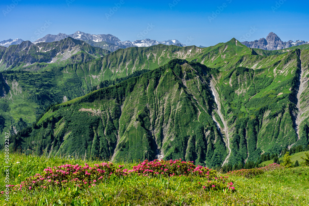 Urlaub im Kleinwalsertal, Österreich: Wanderung am Grat vom ...