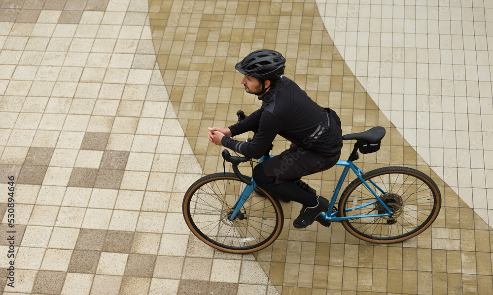 Obraz premium Gravel cyclist, top view. Warm clothes for cycling for autumn and winter.