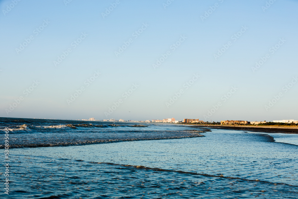 Fototapeta premium Rolling waves during golden hour at the beach