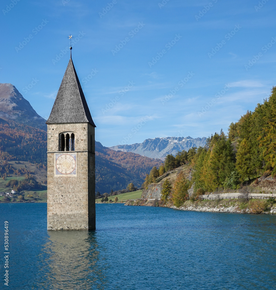 versunkener Glockenturm der Pfarrkirche von Graun  im Reschen See