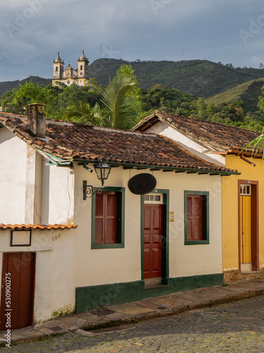 Casarão e igreja São Francisco de Paula no alto da cidade de Ouro Preto, Minas Gerais, Brasil