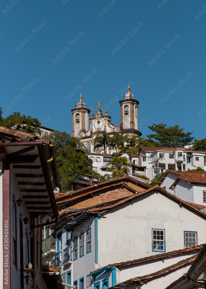 Casarões históricos e igreja São Francisco de Assis, Ouro Preto, Minas Gerais, Brasil