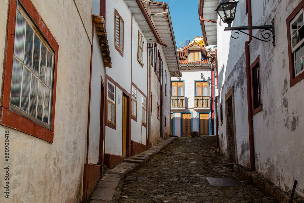 Viela com casarões do século 18 na cidade de Ouro Preto, Minas Gerais, Brasil