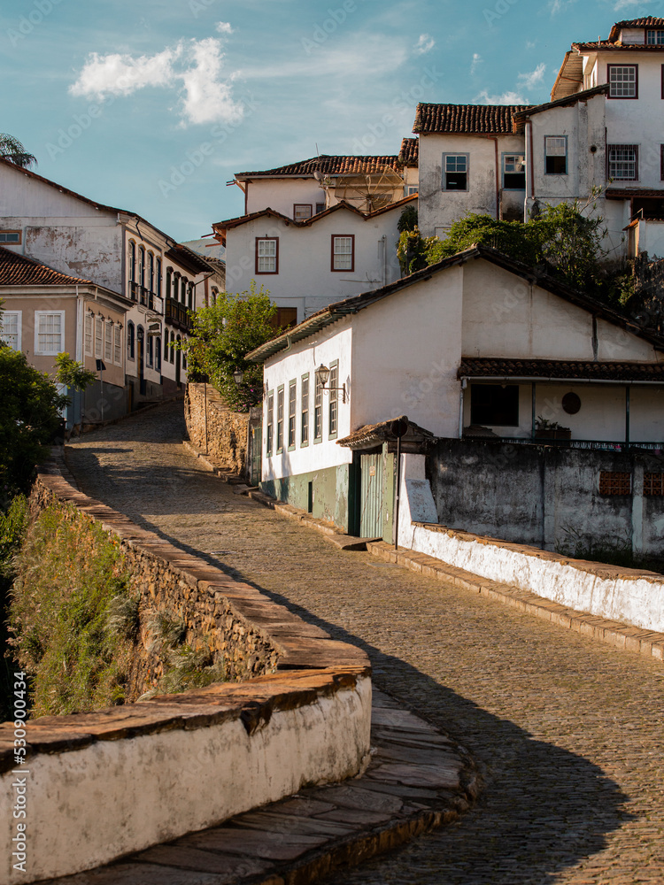 Ponte Seca e Casarões históricos na cidade de Ouro Preto, Minas Gerais, Brasil