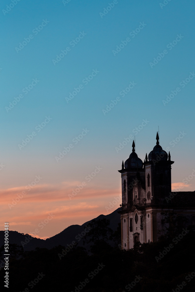 Pôr do Sol e silhueta da Igreja São Francisco de Paula, Ouro Preto, Minas Gerais, Brasil