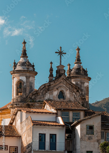 Torres da Igreja de Nossa Senhora do Rosário dos Homens Pretos e telhados dos casarões de Ouro Preto, Minas Gerais, Brasil
