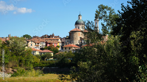 Foto della La chiesa di Nostra Signora Assunta situata a Ovada vista dal lungo Orba.