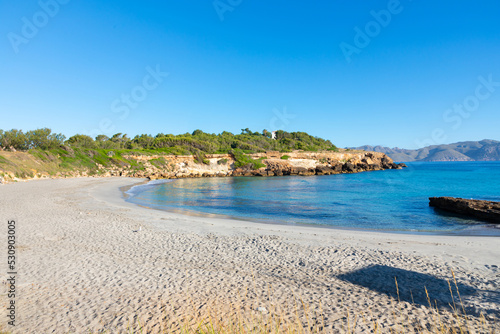 Playa de San Juan  en el Mal Pas  Alcudia  Mallorca . Una playa virgen de aguas cristalinas en el norte de la isla de Mallorca. Foto sin gente a primera hora de la ma  ana.