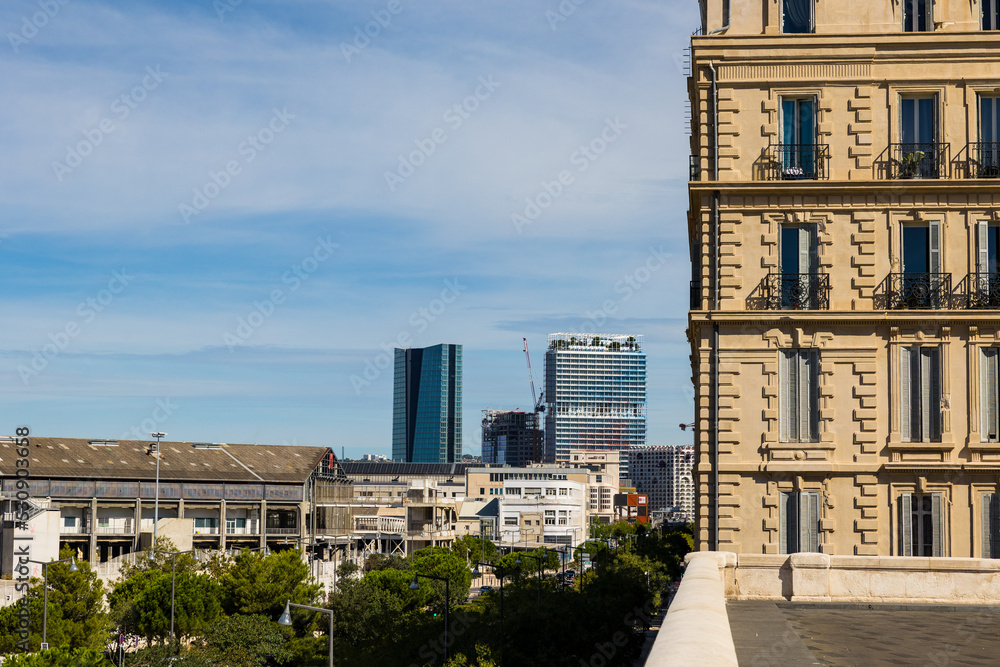 Vue sur les tours du quartier d'affaire Euroméditerranée de Marseille
