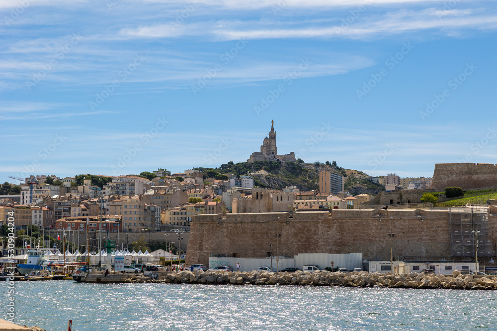 Basilique Notre-Dame de la Garde depuis les quais du Vieux-Port à Marseille