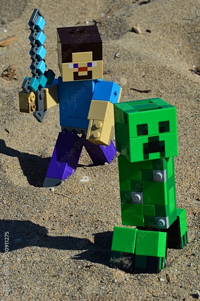 Légo Minecraft Figure De Tamis Avec L'épée De Diamant Prêt à Surprendre Une  Foule Explosive De Rameper Vert De Derrière Photo éditorial - Image du  plastique, fond: 264763061