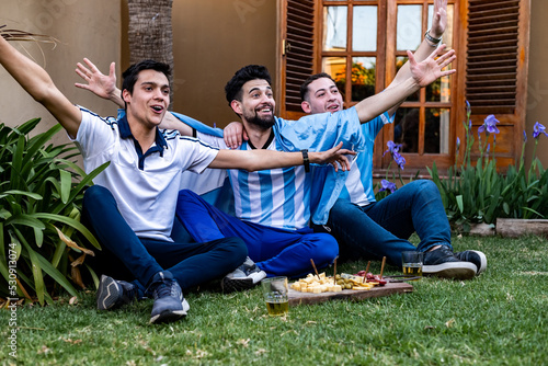 hinchada celebrando el gol del mundial de futbol, ​​afectando, llorando de la alegria . Con picadas y cervezas, los colores celeste y blanco, luz natural, riendo, gol
