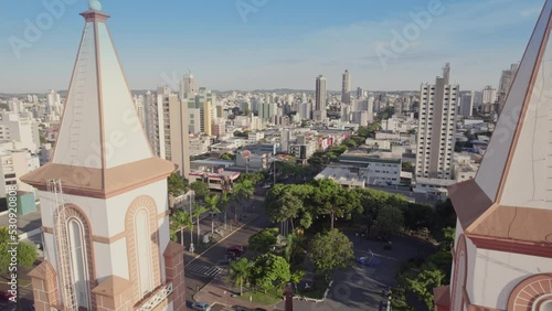 Vista de drone sobrevoanda a cidade de Chapecó, Santa Catarina, Brasil. Passando pelas torres da Catedral Santo Antônio em direção à cidade.