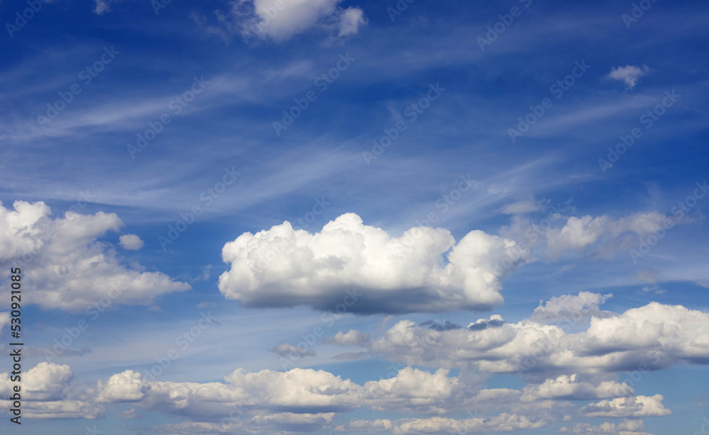 Obraz premium Blue sky with fluffy clouds as a tranquil background