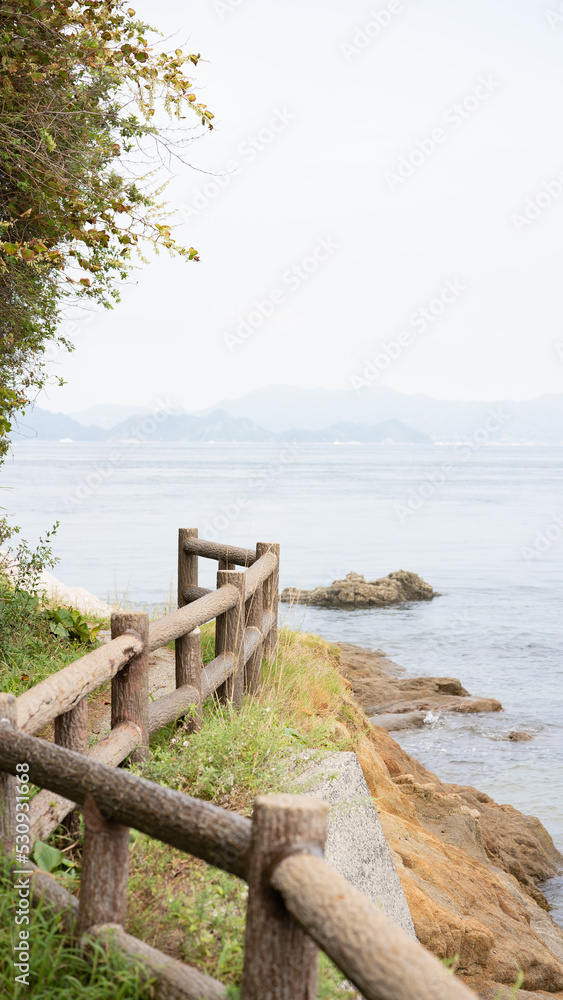 瀬戸内海の岸壁にある小道と柵