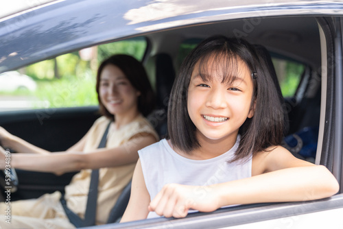 親子と自動車