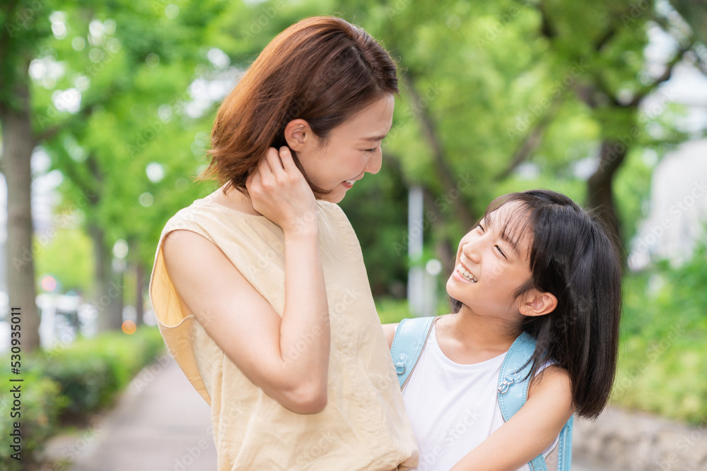 Naklejka premium 笑顔の親子 通学 ランドセル